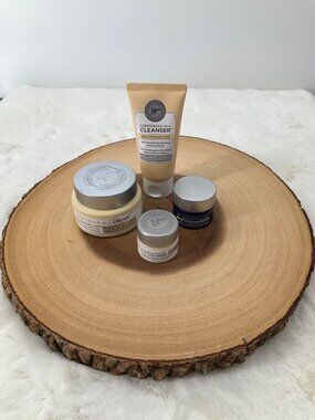 It Cosmetics Confidence in a Cream Anti-Aging Hydrating Moisturizer Set includes